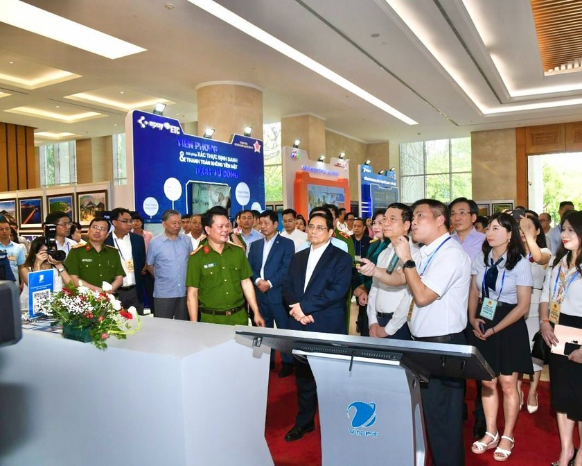 Ông Ngô Diên Hy - Phó TGĐ VNPT giới thiệu với Thủ tướng hệ sinh thái Chuyển đổi số của VNPT tại sự kiện