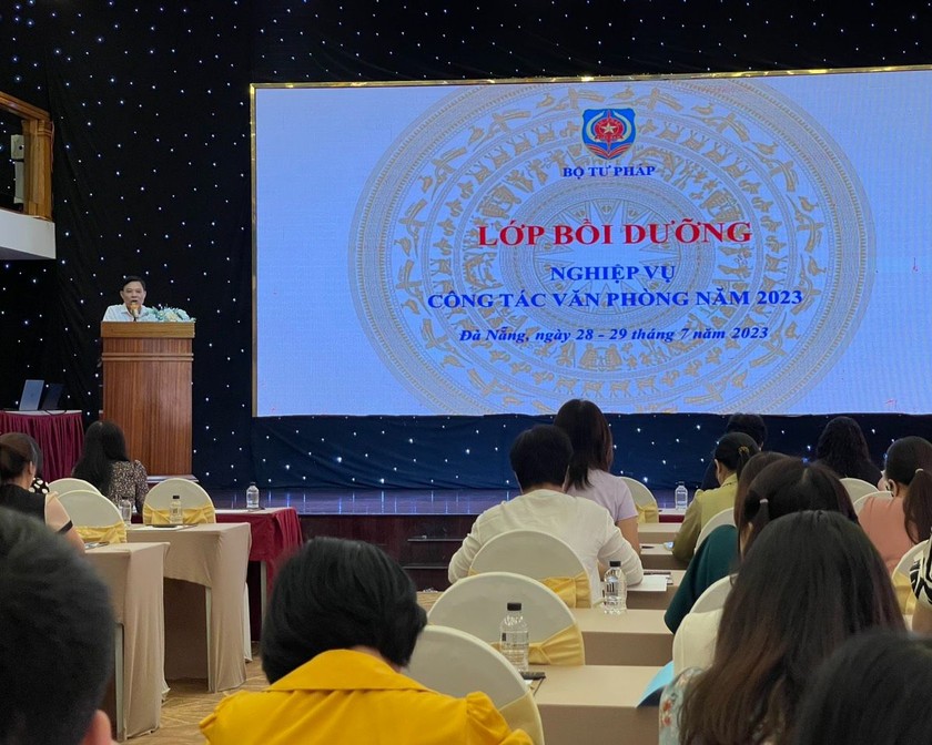 Ông Nguyễn Quốc Hoàn, Chánh Văn phòng Bộ Tư pháp, phát biểu khai mạc Lớp bồi dưỡng nghiệp vụ công tác Văn phòng khu vực phía Bắc năm 2023.