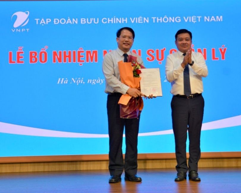 Ông Nguyễn Văn Tấn (bên trái) nhận quyết định Tổng giám đốc Tổng công ty VNPT VinaPhone.