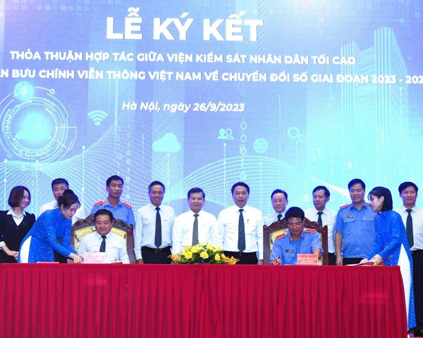 Tổng GĐ TĐ VNPT Huỳnh Quang Liêm và Phó Viện trưởng Thường trực Viện KSNDTC Nguyễn Huy Tiến đại diện hai Bên ký kết Thỏa thuận hợp tác.