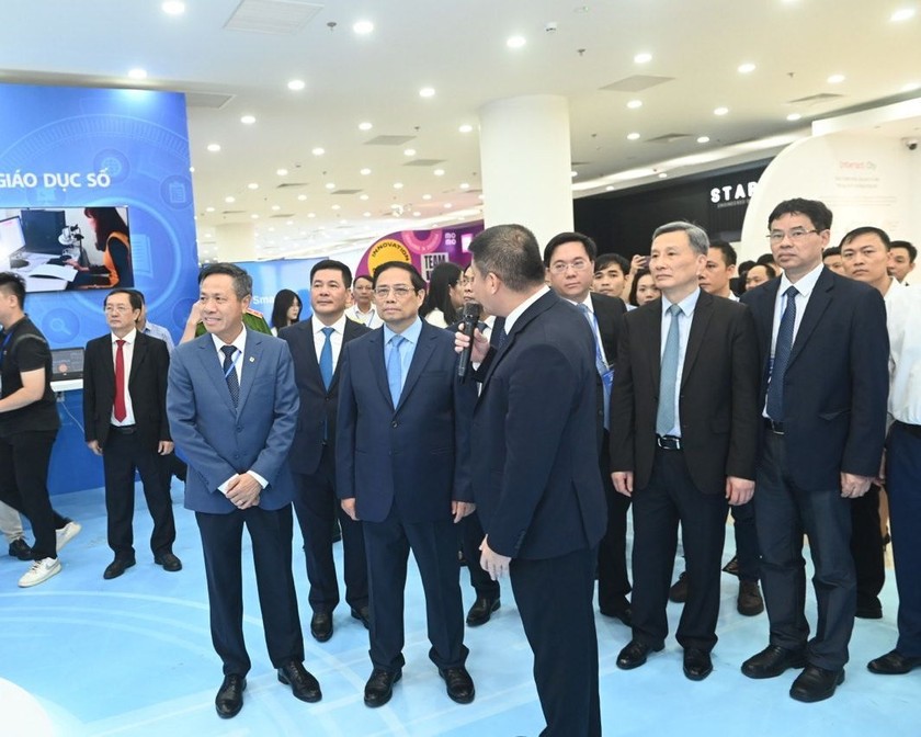 Thủ tướng Chính Phủ Phạm Minh Chính và các quan khách thăm gian triển lãm các sản phẩm dịch vụ của Tập đoàn VNPT.