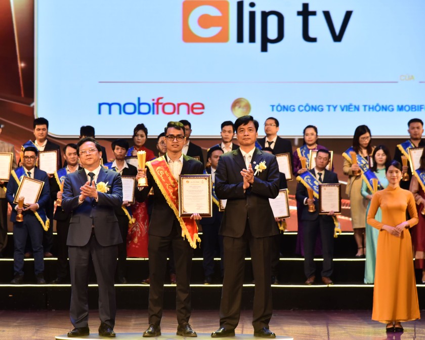 Đại diện MobiFone nhận Giải thưởng Sao Khuê 2024 xếp hạng 5 sao cho Dịch vụ Truyền hình Internet đa nền tảng ClipTV