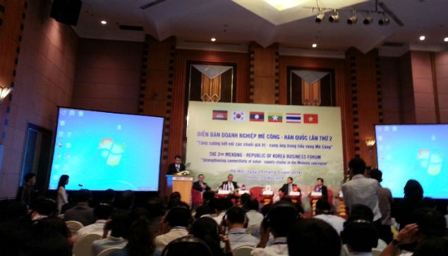 Thứ trưởng ngoại giao Hàn Quốc phát biểu tại diễn đàn cam kết hỗ trợ đầu tư các nước Mê Công tiến đến giai đoạn phát triển thần kì. Ảnh: Hướng Dương