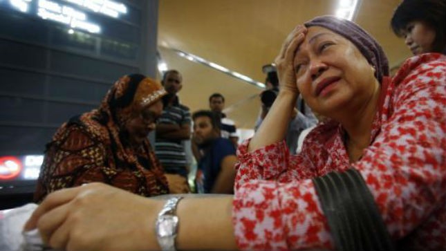 Người phụ nữ khóc òa khi biết tin người thân có mặt trên chuyến bay MH17. Ảnh Reuters