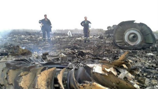 Mảnh vỡ máy bay, xác người la liệt ở miền Đông Ukraine. Ảnh: Reuters