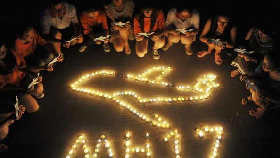 Cả thế giới than khóc cho các nạn nhân trên chuyến bay xấu số MH17
