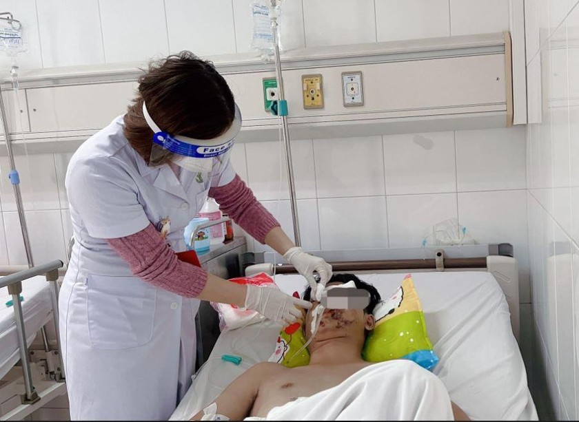 Sau phẫu thuật bệnh nhân tỉnh táo, tiếp tục được theo dõi và điều trị tại Bệnh viện Việt Đức. Ảnh: BVCC