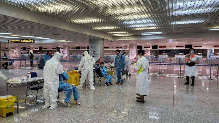 Tổ chức lấy mẫu xét nghiệm hành khách nhập cảnh tại sân bay Tân Sơn Nhất Ảnh: HCDC