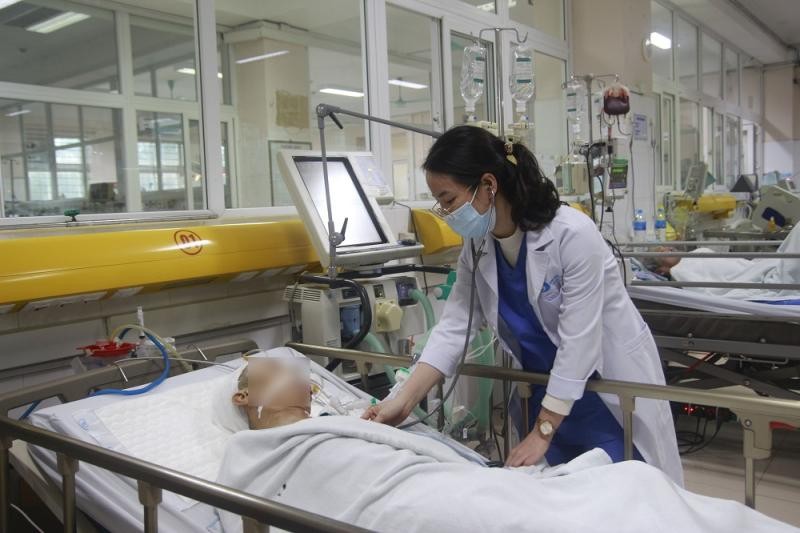 Bệnh nhân ngộ độc methanol đang được điều trị tại Bệnh viện Bãi Cháy Ảnh: BVCC