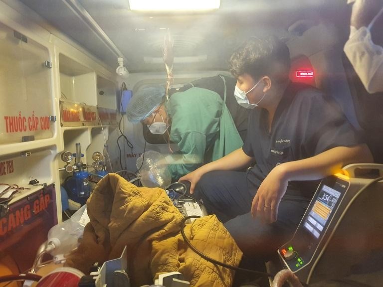 Các bác sĩ hồi sức cho bệnh nhân trên đường vận chuyển gần 200 km Ảnh: BVCC