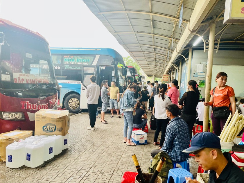 'Kẻ đứng người ngồi' ngóng xe về quê nghỉ lễ 30/4 ở các bến Hà Nội