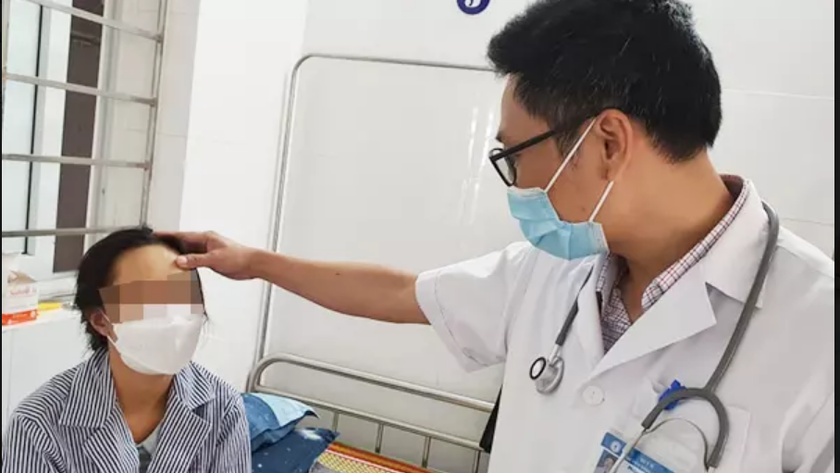 Bệnh nhân nhiễm sán đang được bác sĩ thăm khám - Ảnh: Vietnamnet