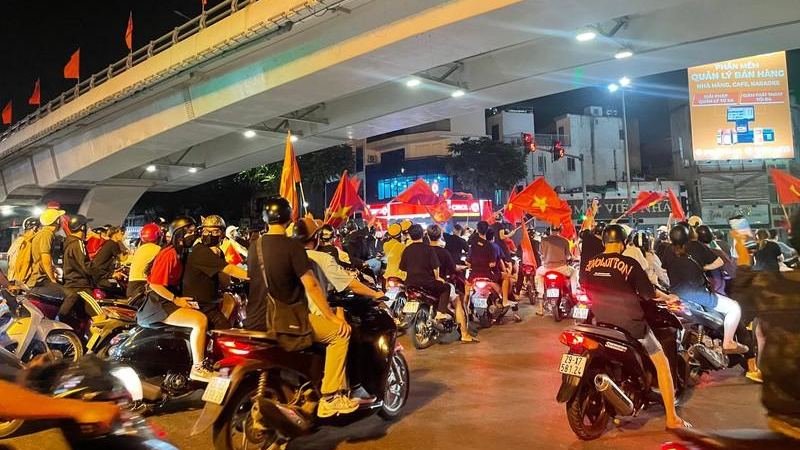 Người dân Hà Nội diễu hành ăn mừng sau chiến thắng của U23 Việt Nam.