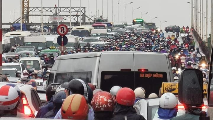 Ùn tắc hàng km trên cầu Thanh Trì - Ảnh: Phi Tùng