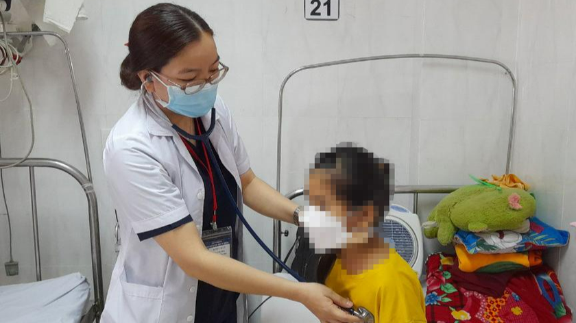 Bệnh nhi được bác sĩ thăm khám - Ảnh: Sở Y tế Đắk Lắk