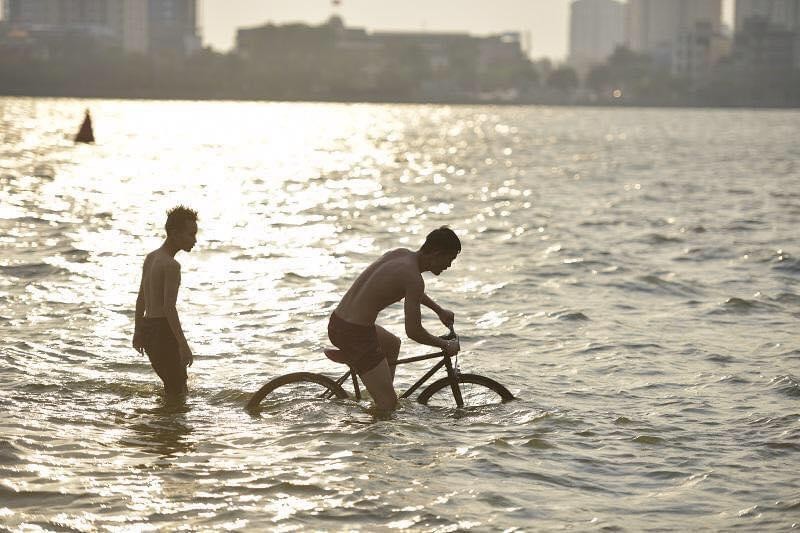 Nắng nóng người dân đổ xô đi 'tắm biển' ở Hà Nội