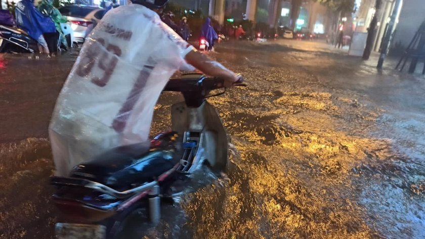 Đường phố Hà Nội lại 'thành sông' sau mưa lớn 