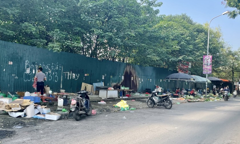 Nhếch nhác chợ cóc, chợ tạm trên vỉa hè đường Trần Quốc Vượng, Hà Nội