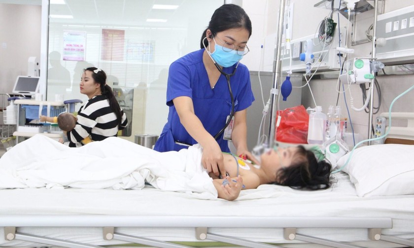 Trong vòng một tháng, Bệnh viện Sản Nhi tỉnh Phú Thọ liên tục ghi nhận các trường hợp trẻ bị ong đốt đến khám và điều trị, trong đó cá biệt có trường hợp trẻ bị sốc phản vệ, suy đa tạng rất nguy hiểm. Ảnh: BVCC