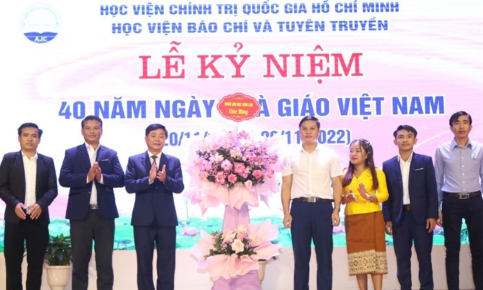 Đại diện lưu học sinh Lào tặng hoa chúc mừng các thầy cô giáo Học viện Báo chí và Tuyên truyền..