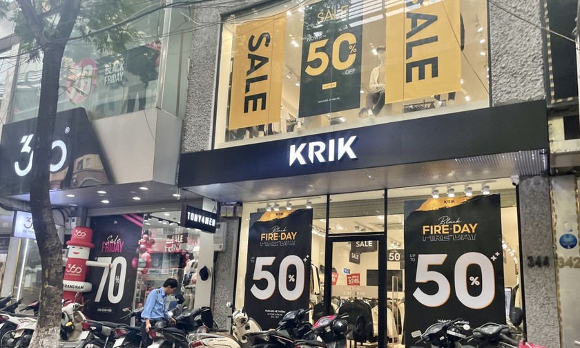 Cửa hàng, trung tâm thương mại Hà Nội 'rầm rộ' giảm giá sâu dịp Black Friday
