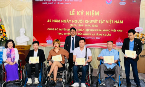Trung tâm Giáo dục nghề nghiệp và Phát triển năng lực người khuyết tật Việt Nam trao chứng chỉ tốt nghiệp cho học viên.