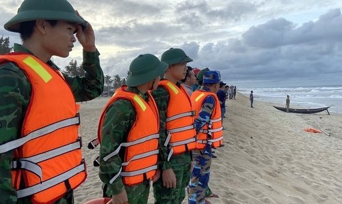 Lực lượng BĐBP có mặt tại bãi biển Thuận An tìm kiếm sinh viên mất tích. Ảnh: SGGP