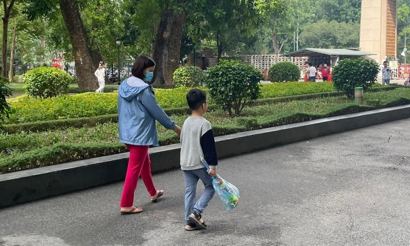 Hà Nội dỡ một phần tường rào công viên Thống Nhất để mở phố đi bộ hồ Thiền Quang. Ảnh: Minh Trang