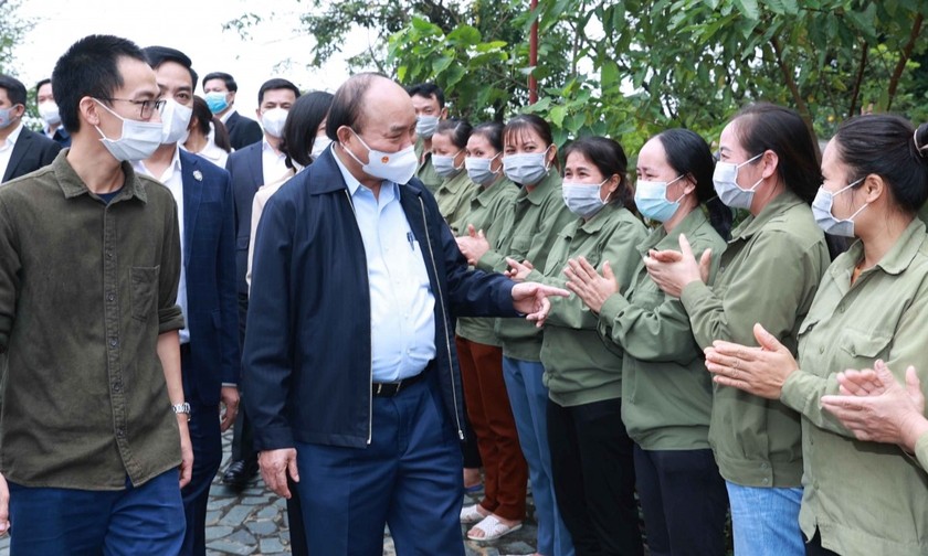 Chủ tịch nước thăm một số mô hình hợp tác xã có sản phẩm sáng tạo cao tại Ninh Bình. Ảnh: Vũ Dũng