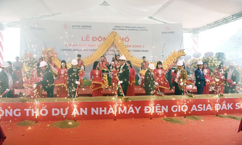 Lãnh đạo tỉnh Đắk Nông và đại diện chủ đầu tư thực hiện nghi thức khởi công dự án.