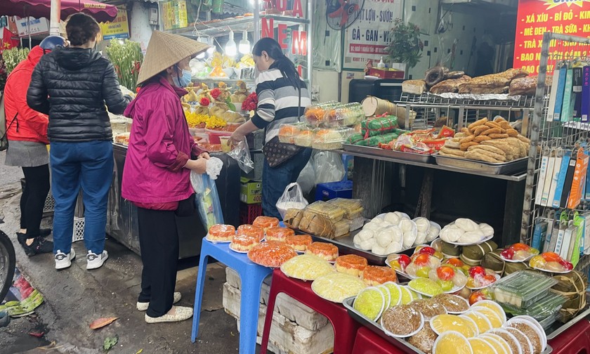 Chợ Rằm tháng Giêng: Người Hà Nội 'đội mưa' đi sắm lễ
