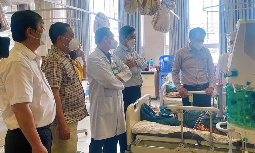 Giám đốc Sở Y tế An Giang thăm bệnh nhân bị ngộ độc chè điều trị tại Bệnh viện Đa khoa Trung tâm An Giang. Ảnh: SYTAN
