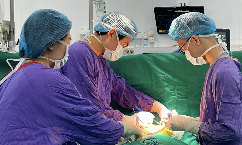 Các bác sĩ Bệnh viện Việt Đức thực hiện ca ghép đa tạng tim - thận cho nam bệnh nhân. Ảnh: SK&ĐS