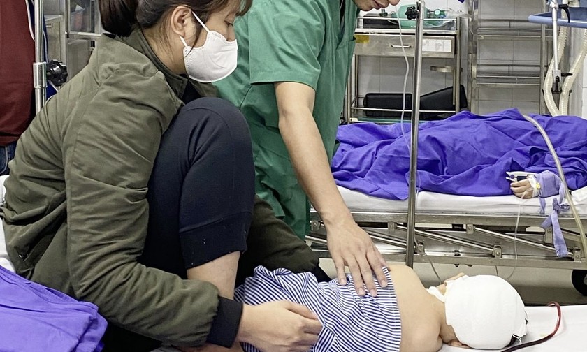 Bác sĩ tại Bệnh viện Đa khoa tỉnh Quảng Ninh kiểm tra sức khỏe cháu C. sau phẫu thuật. Ảnh: BVCC