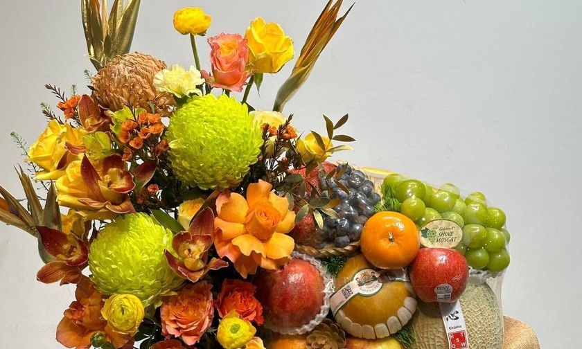 Set quà được mix nhiều loại hoa tươi và trái cây khác nhau.