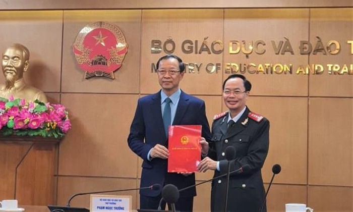 Thứ trưởng Phạm Ngọc Thưởng trao Quyết định cho tân Phó Chánh Thanh tra Lê Đình Nghị.