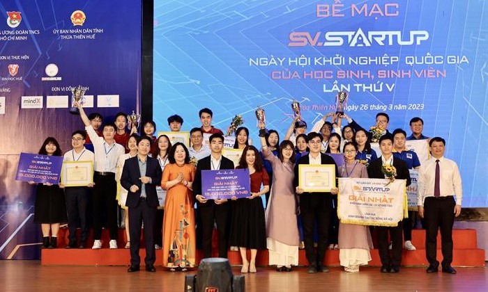 Thứ trưởng Ngô Thị Minh trao thưởng cho những dự án của sinh viên đoạt giải Nhất.