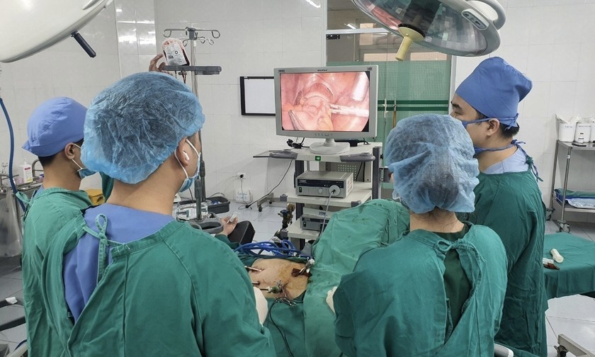 Các bác sĩ của Trung tâm Ung bướu và Y học hạt nhân thực hiện kỹ thuật nội soi cắt đại tràng. 