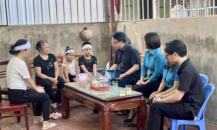Ông Nguyễn Ngọc Ân và cán bộ Công đoàn Giáo dục Việt Nam thăm hỏi, động viên gia đình cô Yến.