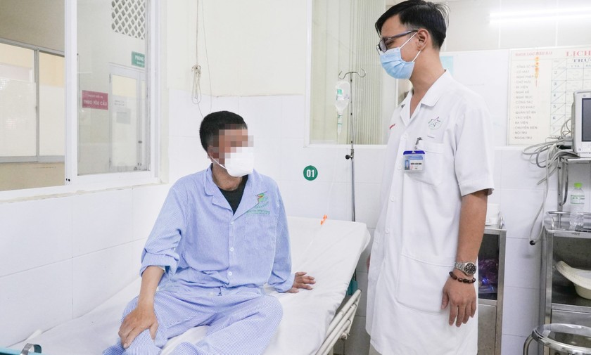 Bác sĩ kiểm tra sức khỏe cho bệnh nhân trước khi xuất viện.