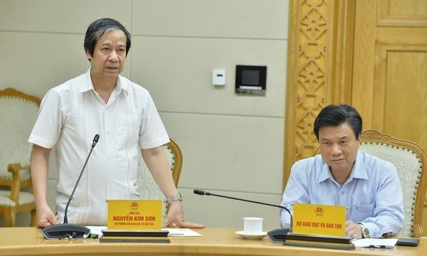 Bộ trưởng Bộ GD&ĐT Nguyễn Kim Sơn báo cáo về phương án tăng học phí cho năm học mới 2023-2024 - Ảnh: VGP/Đình Nam