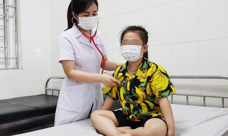 Điều trị cho trẻ bị viêm phổi do nhiễm vi khuẩn Mycoplasma pneumoniae. Ảnh: BVCC
