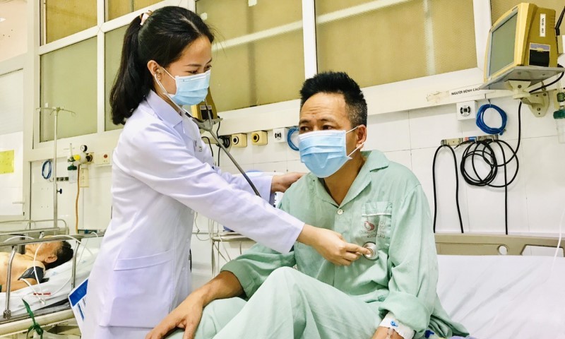 Bệnh nhân ngộ độc hóa chất tẩy rửa được điều trị tại bệnh viện. Ảnh: BVCC