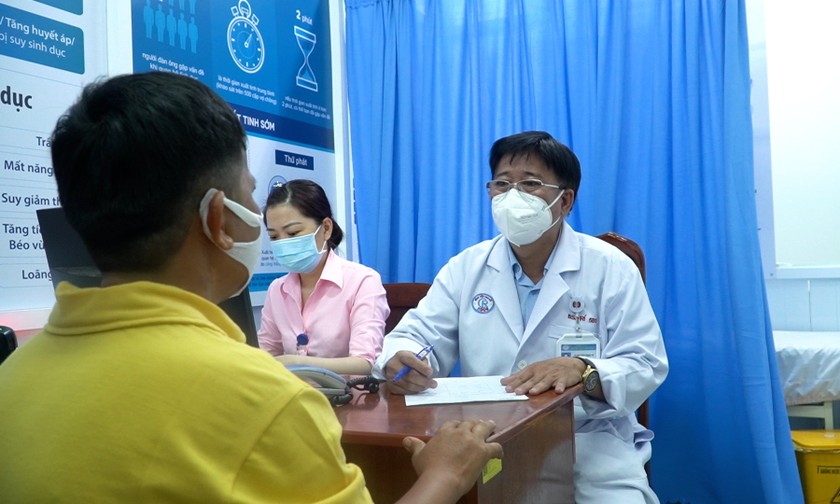 Bác sĩ Trần Trọng Trí – khoa Ngoại Tiết niệu Bệnh viện Chợ Rẫy thăm khám cho bệnh nhân. Ảnh: BVCC