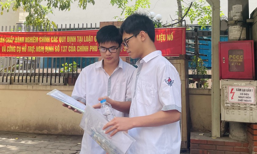 Thí sinh tham gia kỳ thi tuyển sinh vào 10 công lập không chuyên tại Hà Nội. (Ảnh: Minh Trang)