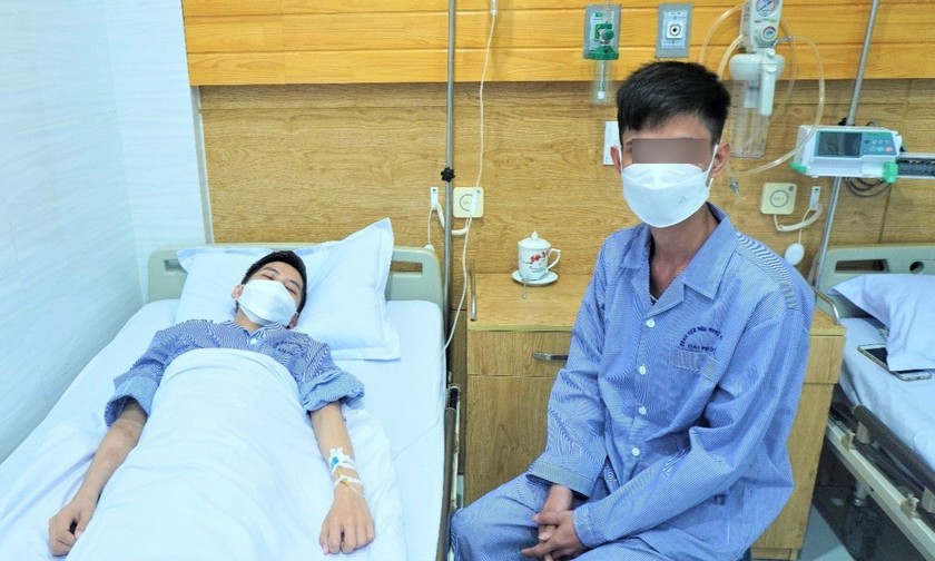 Người bệnh N.T.Đ và anh trai trước phẫu thuật ghép thận. Ảnh: BVCC
