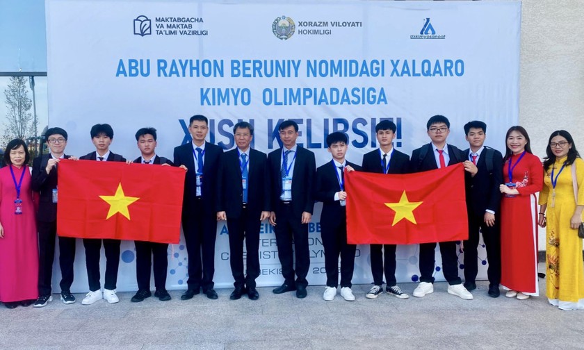 Đoàn Việt Nam tham dự Olympic Hóa học Quốc tế Abu Reikhan Beruniy lần thứ nhất.