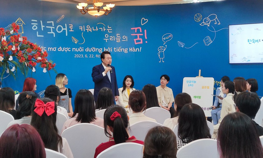 Tổng thống Hàn Quốc Yoon Suk Yeol và Phu nhân giao lưu cùng các học sinh, sinh viên, học viên tiếng Hàn. Ảnh: VNU