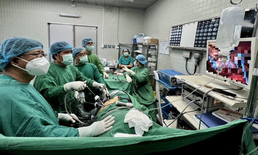 Lần đầu tiên Việt Nam điều trị bệnh nhân ung thư thận bằng nội soi kinh điển