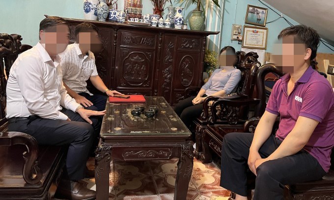 Anh K. và vợ cũ trong cuộc gặp với Phó Chủ tịch TP Bắc Ninh Nguyễn Mạnh Hiếu (bìa trái) và cán bộ Chi cục THADS, chiều 16/5. (Ảnh: Danh Lam) 